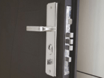 Заключване брава метална врата